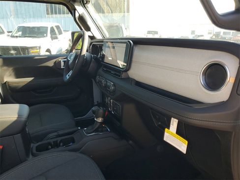 Used 2024 Jeep Wrangler Sahara image 33