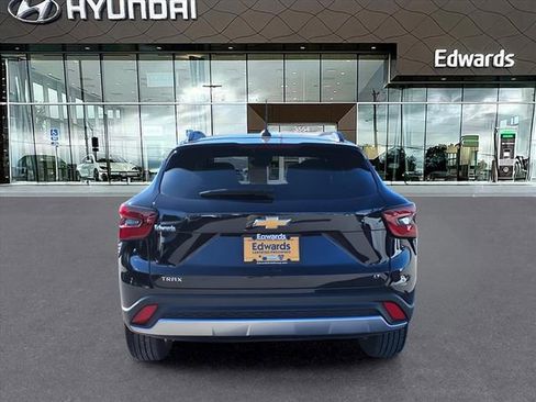 Used 2025 Chevrolet Trax LT w/ LT Convenience Package image 6