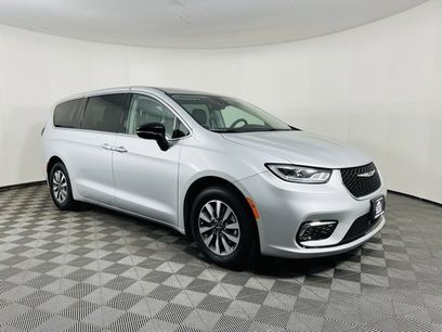 Used 2024 Chrysler Pacifica Select