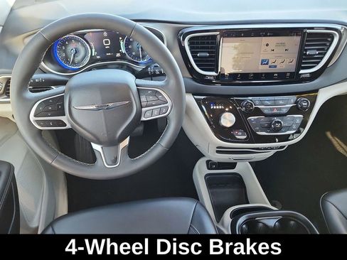 Used 2023 Chrysler Pacifica Touring-L image 12
