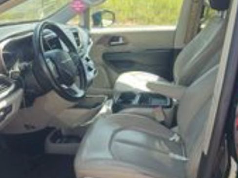 Used 2017 Chrysler Pacifica Touring-L w/ Tire & Wheel Group FWD image 3