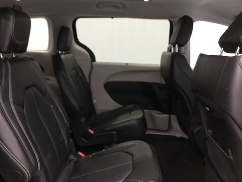 Used 2024 Chrysler Pacifica Touring-L AWD/4WD image 18