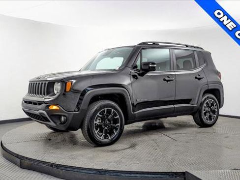 Used 2023 Jeep Renegade Latitude image 2
