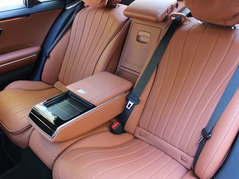 Used 2022 Mercedes-Benz S 500 4MATIC w/ 3D Technology Package image 11