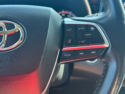 Used 2020 Toyota Highlander XLE image 22