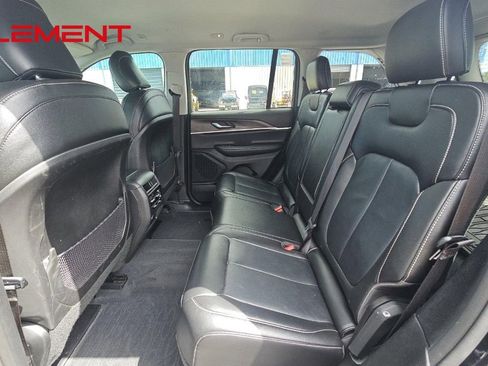 Used 2023 Jeep Grand Cherokee Limited image 16