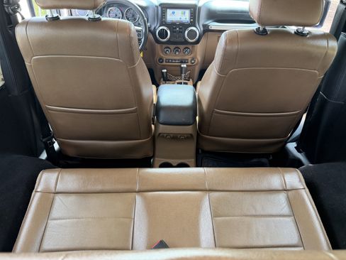 Used 2011 Jeep Wrangler Sahara w/ Connectivity Group AWD/4WD image 19