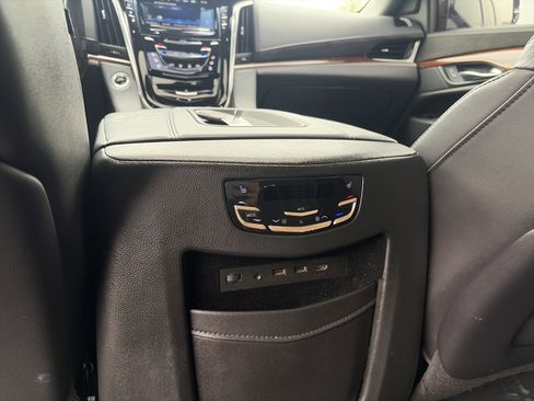 Used 2018 Cadillac Escalade ESV Luxury AWD/4WD image 24