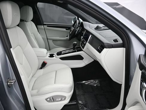 Certified 2024 Porsche Macan GTS AWD/4WD image 31