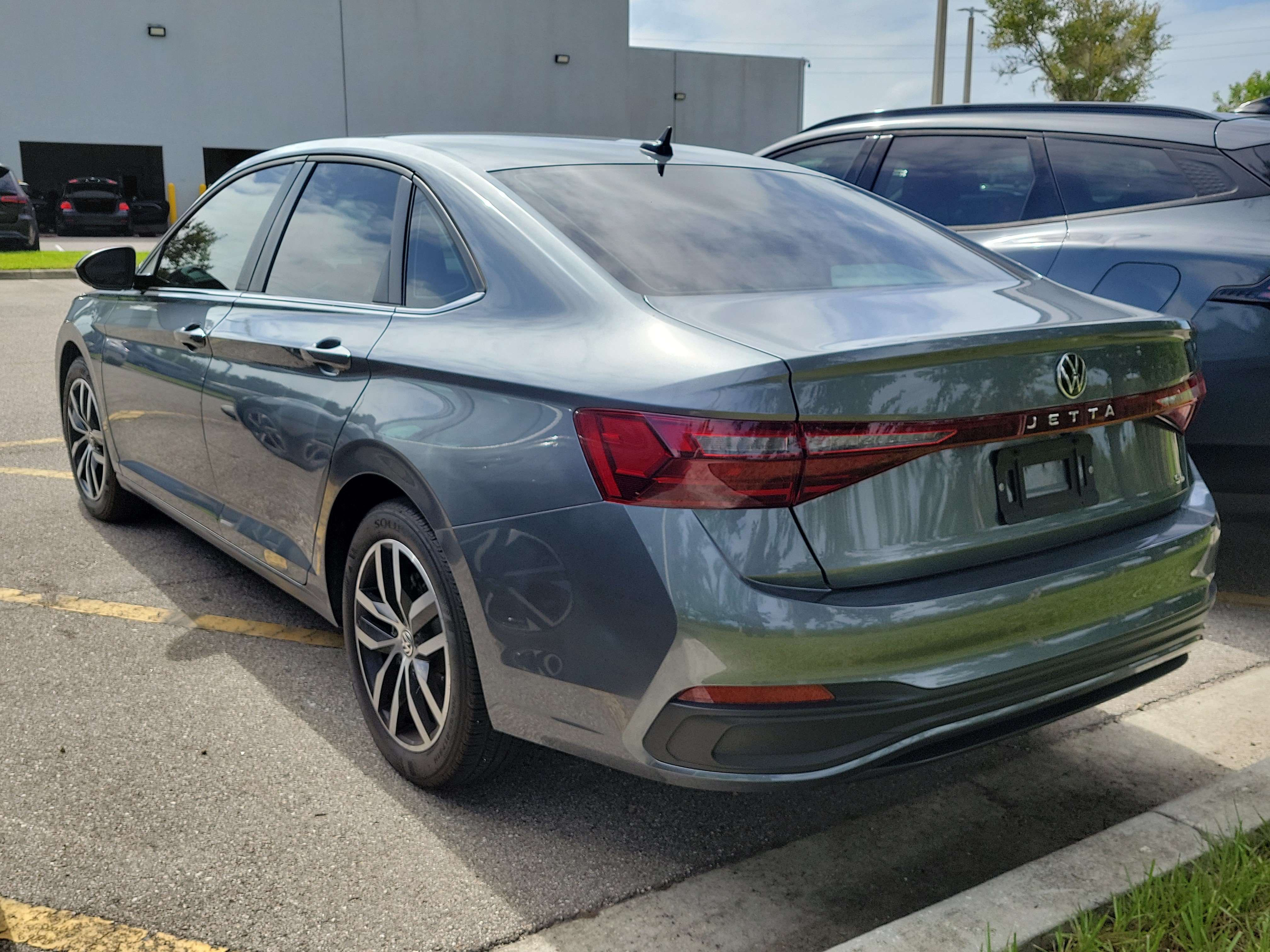 Used 2025 Volkswagen Jetta SE w/ Sunroof Package FWD image 4