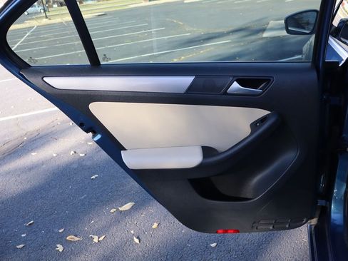 Used 2017 Volkswagen Jetta SE image 24