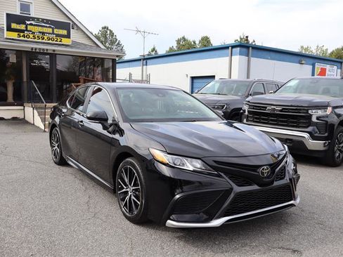 Used 2024 Toyota Camry SE image 3