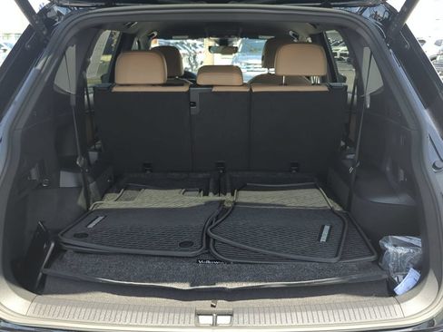 Used 2024 Volkswagen Tiguan SE FWD image 9
