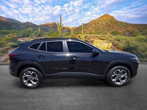 Used 2026 Chevrolet Trax LT w/ LT Convenience Package FWD image 3