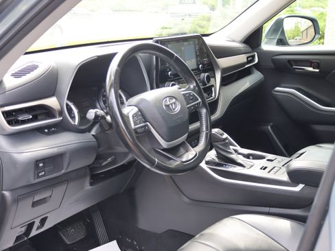 Used 2022 Toyota Highlander XLE AWD/4WD image 34