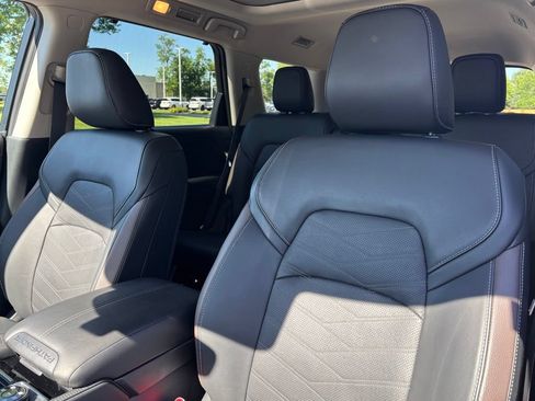 Used 2025 Nissan Pathfinder Platinum AWD/4WD image 19