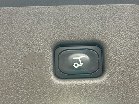 Used 2023 Lincoln Nautilus FWD image 9