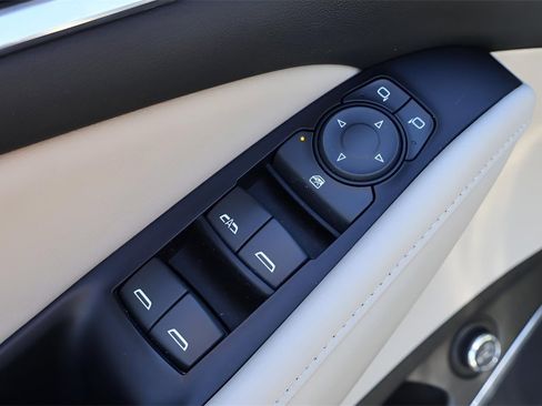 Used 2020 Buick Enclave Essence image 12