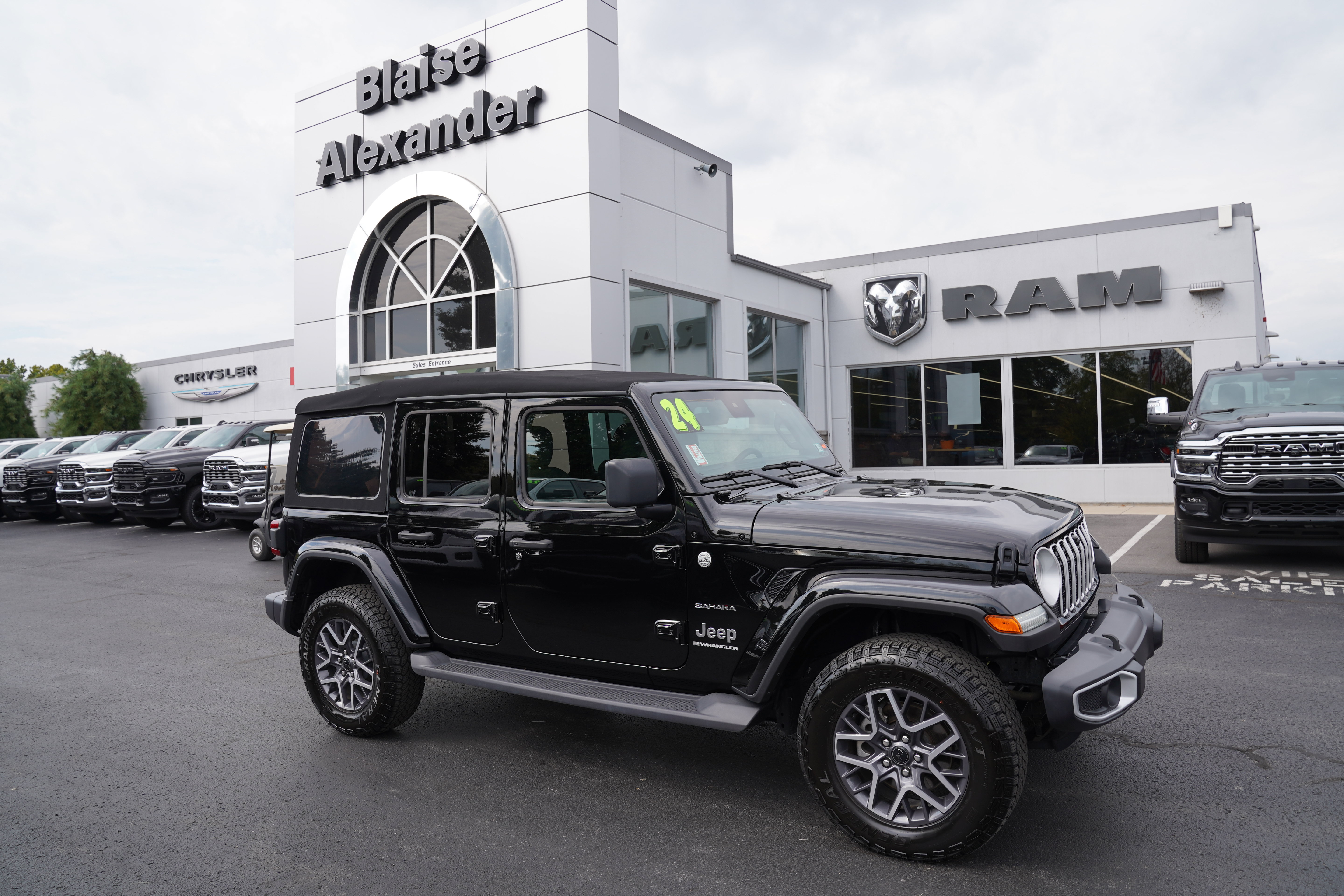 Used 2024 Jeep Wrangler Unlimited Sahara w/ Technology Group AWD/4WD image 1