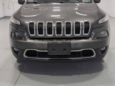 Used 2017 Jeep Cherokee Limited AWD/4WD image 2