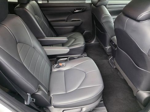 Used 2021 Toyota Highlander XLE FWD image 27