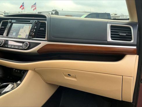 Used 2017 Toyota Highlander Limited image 19