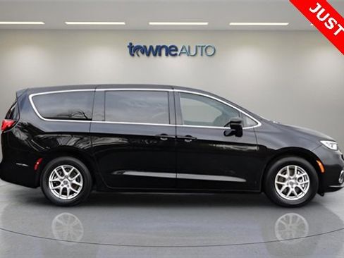 Used 2024 Chrysler Pacifica Touring-L image 8