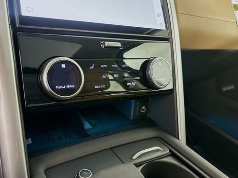 Used 2025 Land Rover Discovery Metropolitan Edition image 18