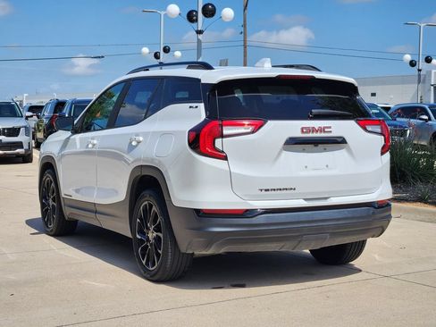 Used 2024 GMC Terrain SLE w/ Driver Convenience Package FWD image 2