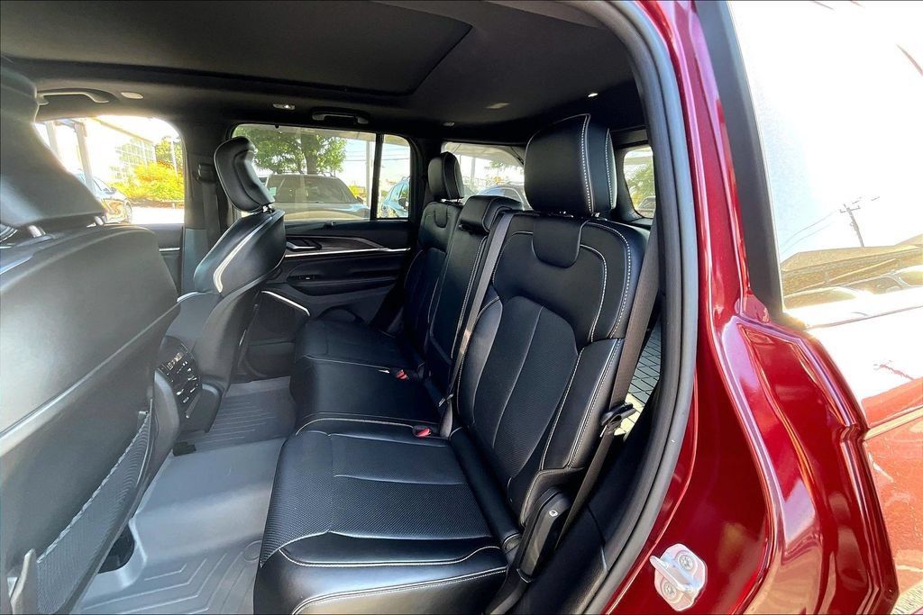 Used 2023 Jeep Grand Cherokee Overland w/ Adv Protech Group III AWD/4WD image 35