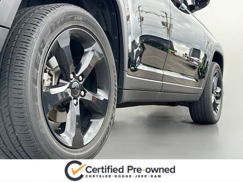 Used 2023 Jeep Grand Cherokee Altitude AWD/4WD image 16