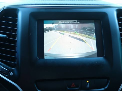 Used 2021 Jeep Cherokee Latitude image 20