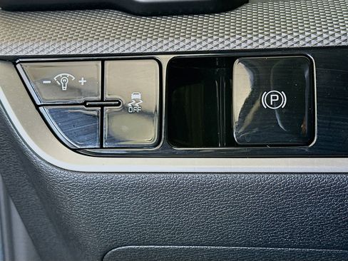 Used 2025 Kia Sportage LX image 16