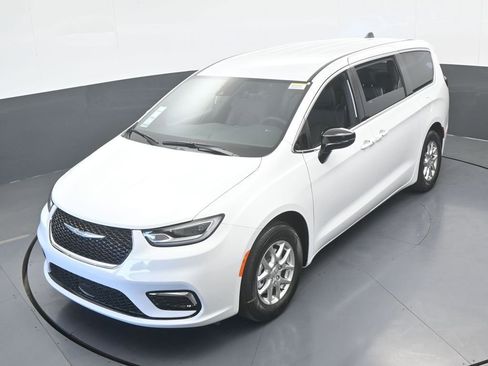 New 2026 Chrysler Pacifica Select image 44