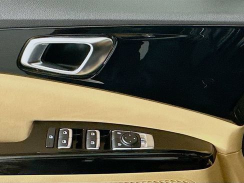 Used 2024 Kia Carnival EX FWD image 19