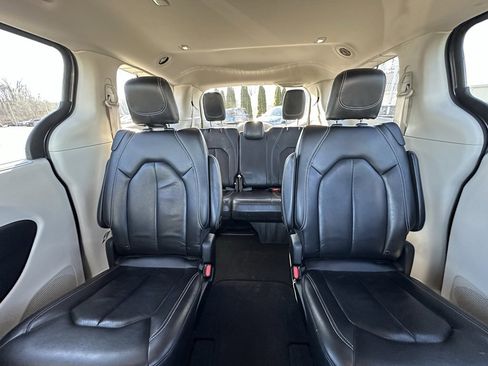 Used 2022 Chrysler Pacifica Touring-L image 23