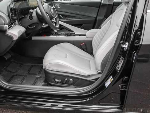 Certified 2025 Hyundai Elantra Limited FWD image 19