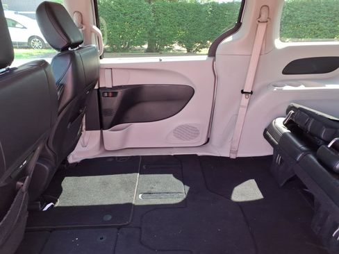 Used 2024 Chrysler Pacifica Touring-L FWD image 27