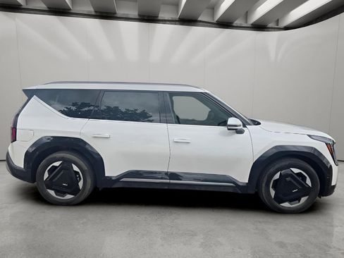 Used 2024 Kia EV9 Land AWD/4WD image 12
