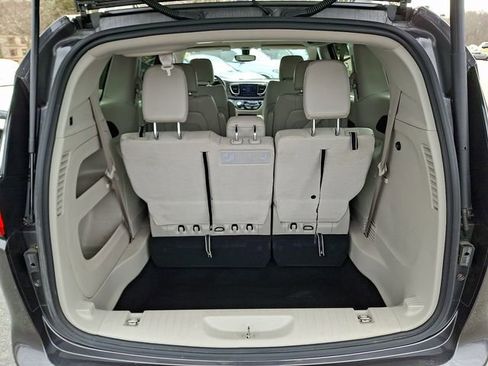 Used 2018 Chrysler Pacifica Touring-L image 30