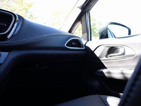 New 2026 Chrysler Pacifica Select image 49