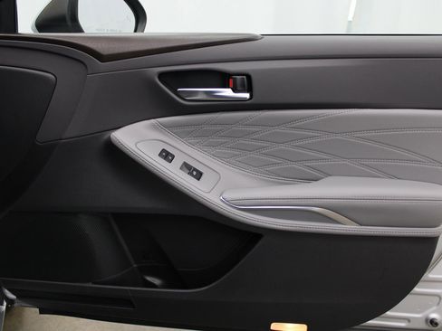 Used 2020 Toyota Avalon Limited image 25