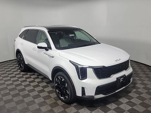 Used 2025 Kia Sorento EX w/ Panoramic Sunroof Package image 2