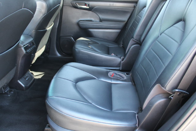 Used 2022 Toyota Highlander XLE FWD image 34