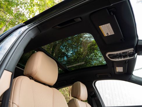 Certified 2025 Porsche Macan image 38