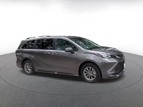 Used 2024 Toyota Sienna XLE FWD image 2