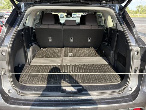 Used 2023 Toyota Highlander LE AWD/4WD image 7