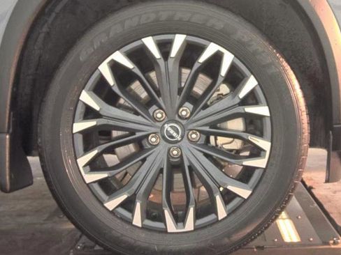 Used 2025 Nissan Rogue SL w/ Tech Package FWD image 5