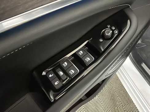 Used 2023 Jeep Grand Cherokee Overland AWD/4WD image 12