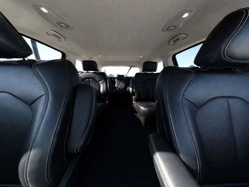 Used 2020 Chrysler Pacifica Touring-L Plus w/ Advanced Safetytec Group FWD image 11